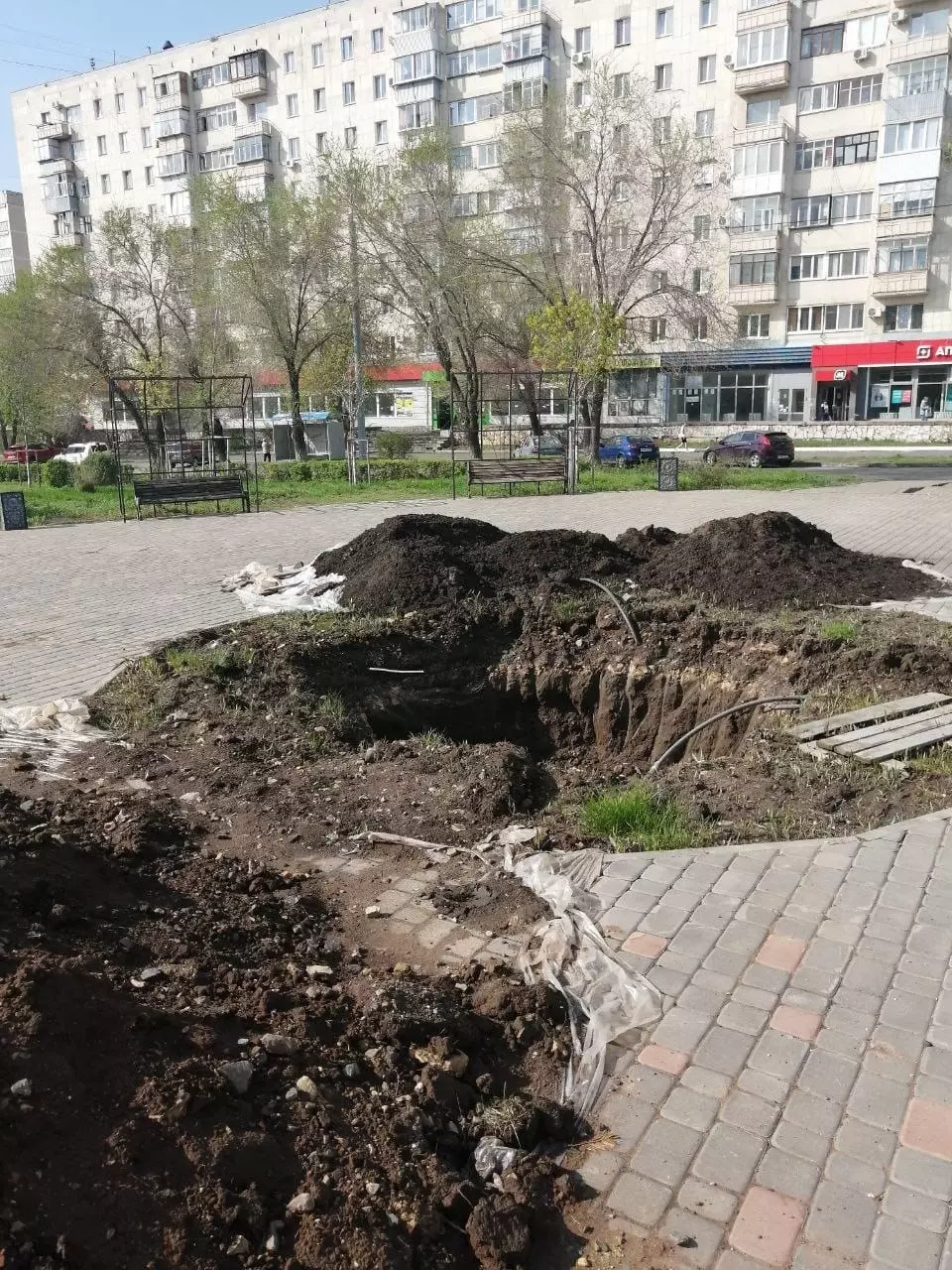 В Оренбурге в сквере имени Лебедева и Сираева на улице Степана Разина появились неогороженные ямы