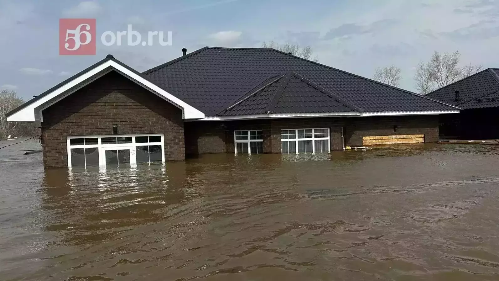Во время паводка дома в Оренбурге уходили под воду по крышу