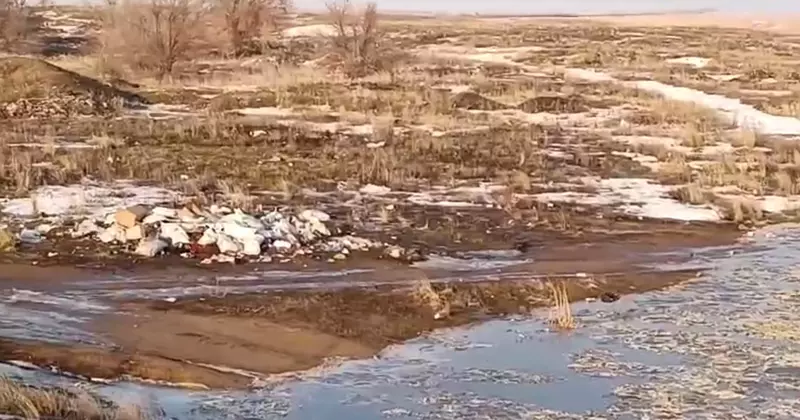 «Мамочка, как страшно»: в Оренбуржье талая вода может унести свалку в Урал