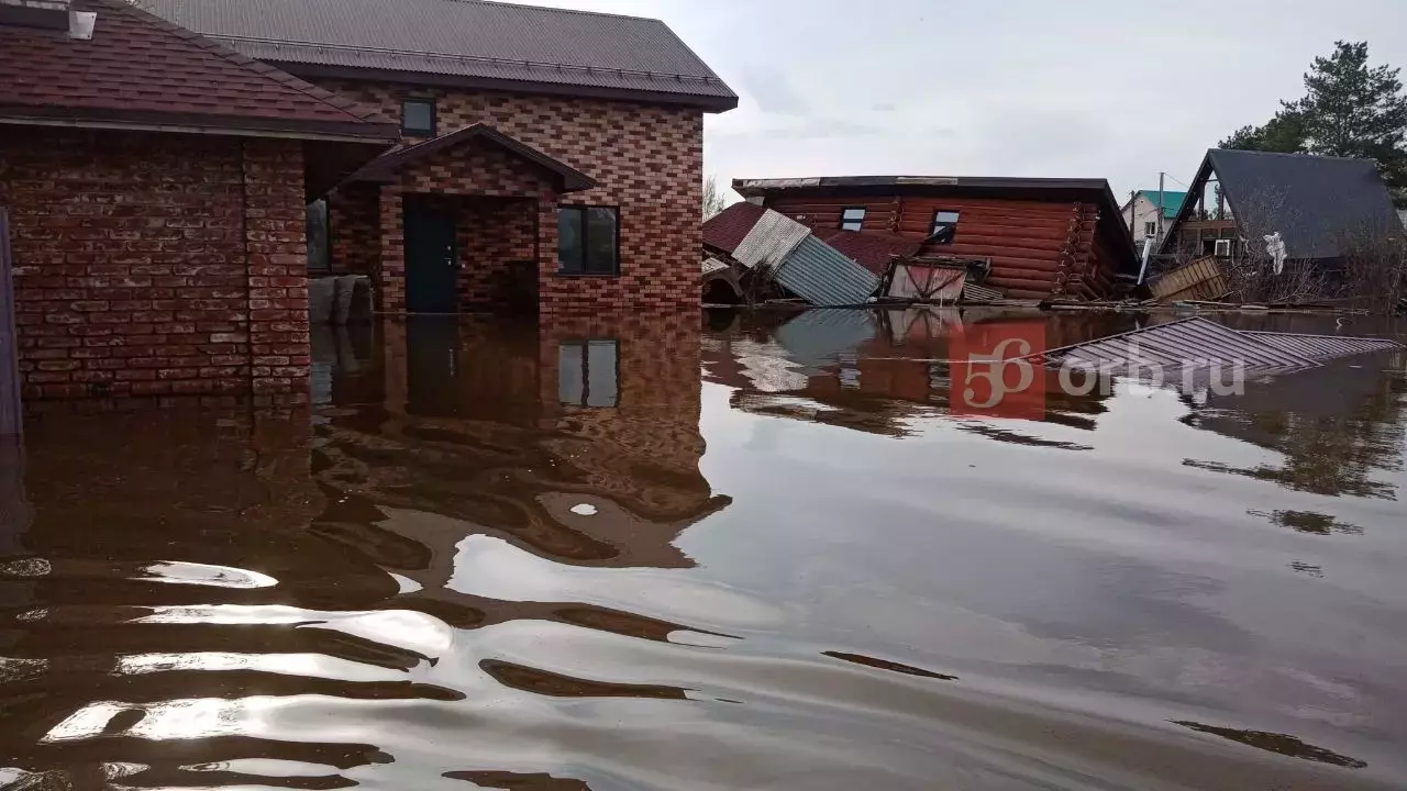 В Оренбурге во время паводка затапливало дома по крышу